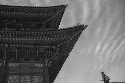 Rear view of backpack man looking at gyeongbokgung palace