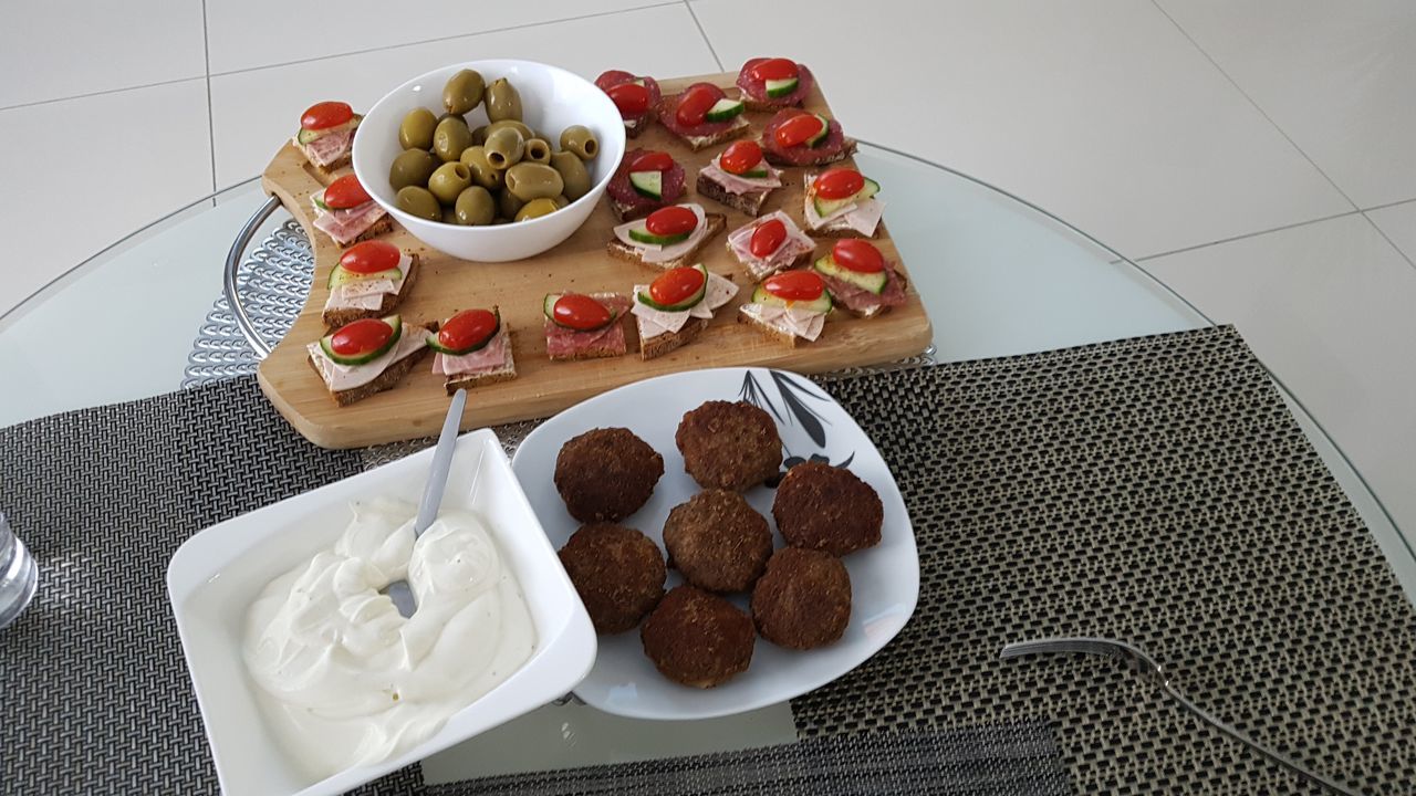 HIGH ANGLE VIEW OF BREAKFAST IN BOWL ON TABLE