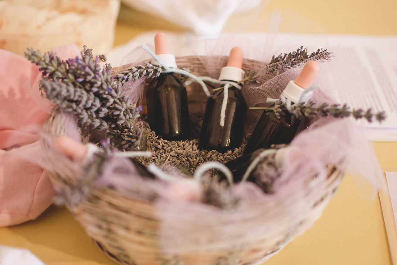 CLOSE-UP OF HAND HOLDING BASKET