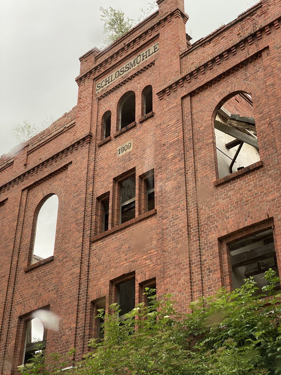 LOW ANGLE VIEW OF BUILDING AGAINST CLEAR SKY