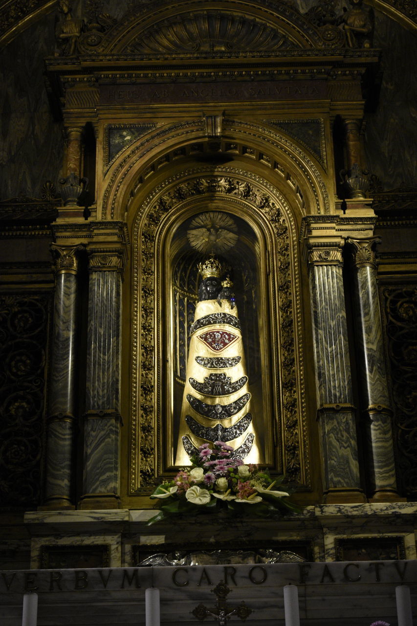 LOW ANGLE VIEW OF BUDDHA STATUE AGAINST BUILDING IN TEMPLE