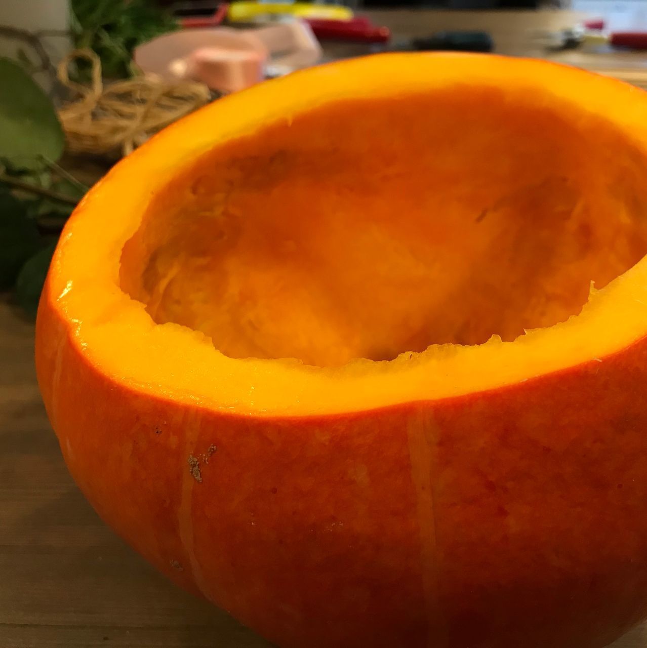 CLOSE-UP OF ORANGE ON TABLE