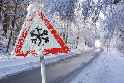 Traffic sign warns of snow and icy road