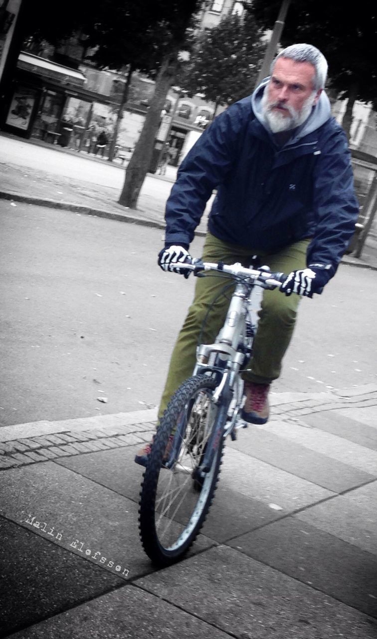 bicycle, mode of transport, transportation, land vehicle, full length, lifestyles, street, casual clothing, riding, leisure activity, side view, men, road, sidewalk, on the move, stationary, cycling, outdoors
