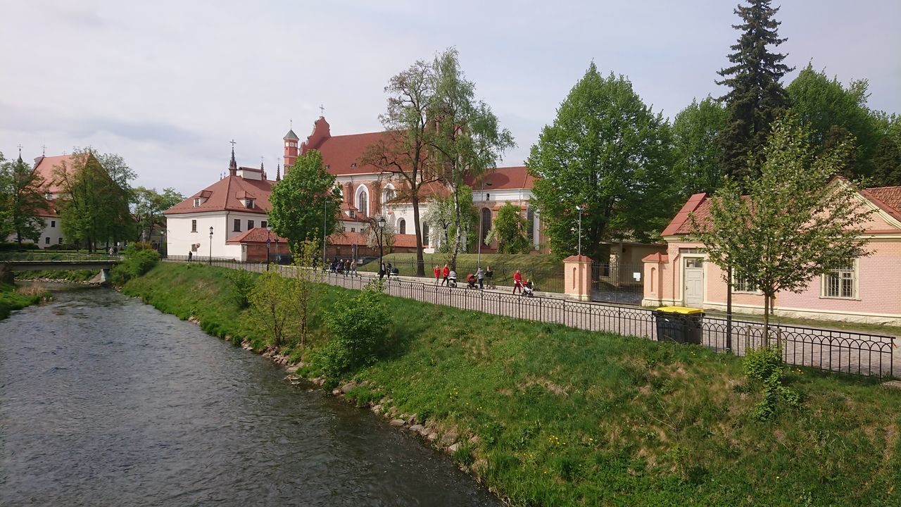 CANAL AMIDST BUILDINGS AGAINST SKY IN CITY