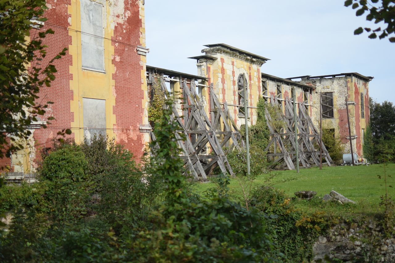 architecture, plant, built structure, building exterior, nature, building, estate, no people, sky, grass, house, tree, history, rural area, day, the past, outdoors, wall, château, ruins, residential district, urban area, old, abandoned, green