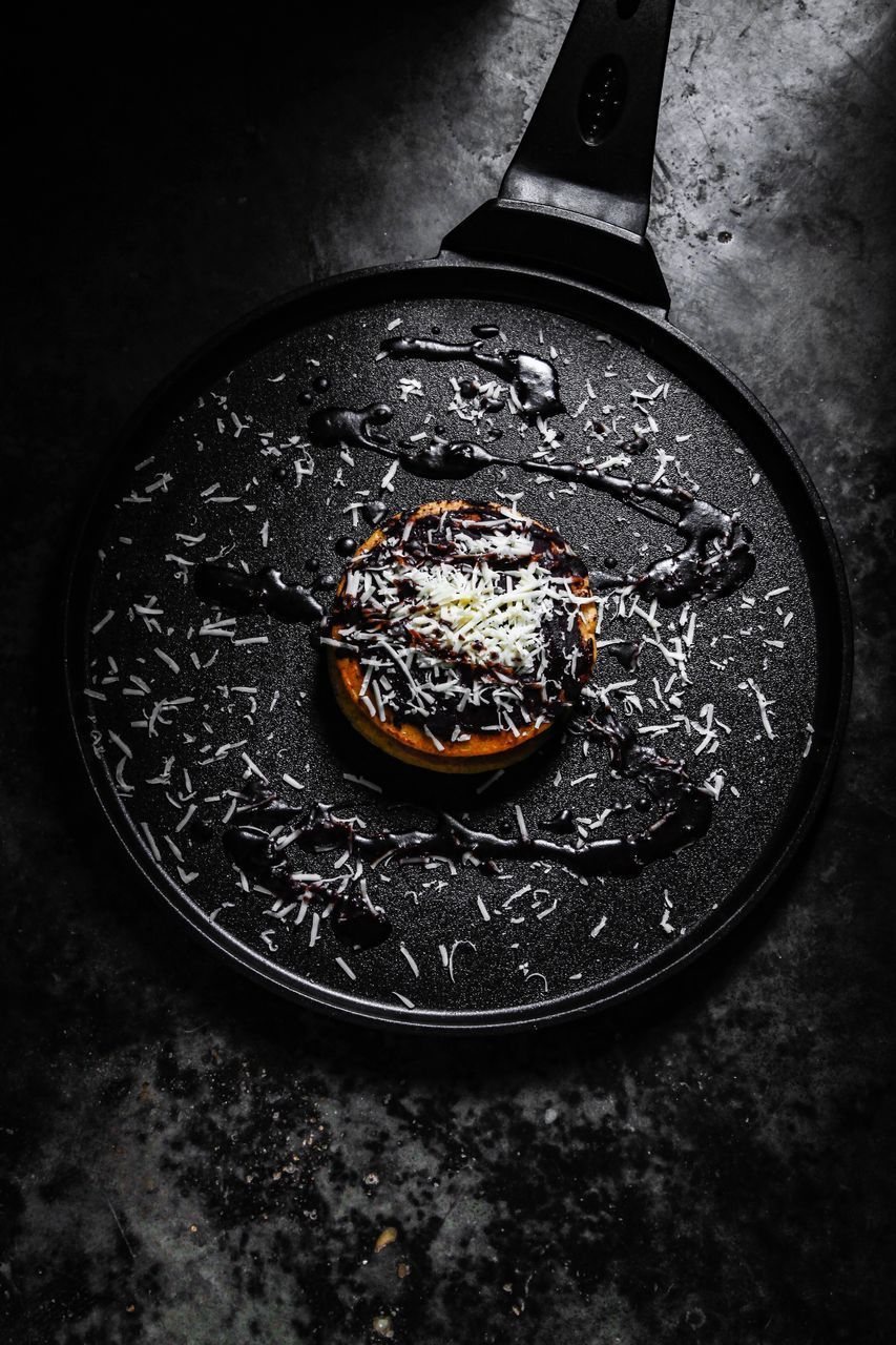 HIGH ANGLE VIEW OF FOOD IN KITCHEN