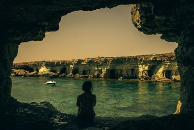 Tourists in front of eiffel tower