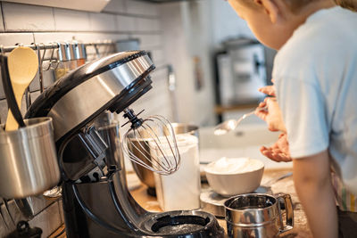 Midsection of man preparing food in cafe