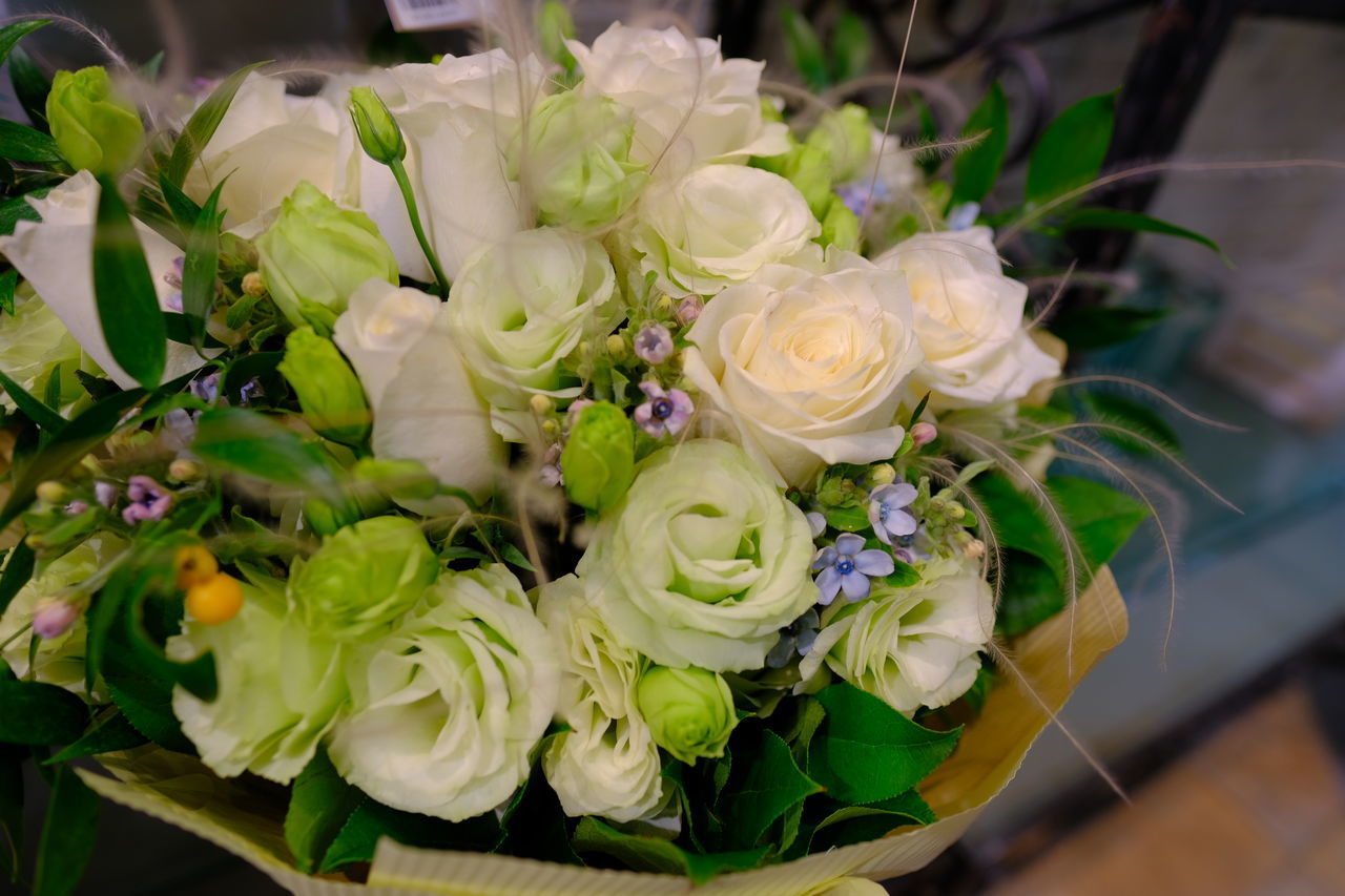 HIGH ANGLE VIEW OF ROSE BOUQUET ON WHITE ROSES