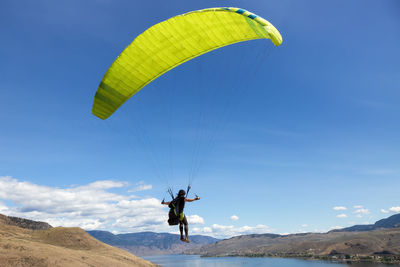 Man paragliding against sky