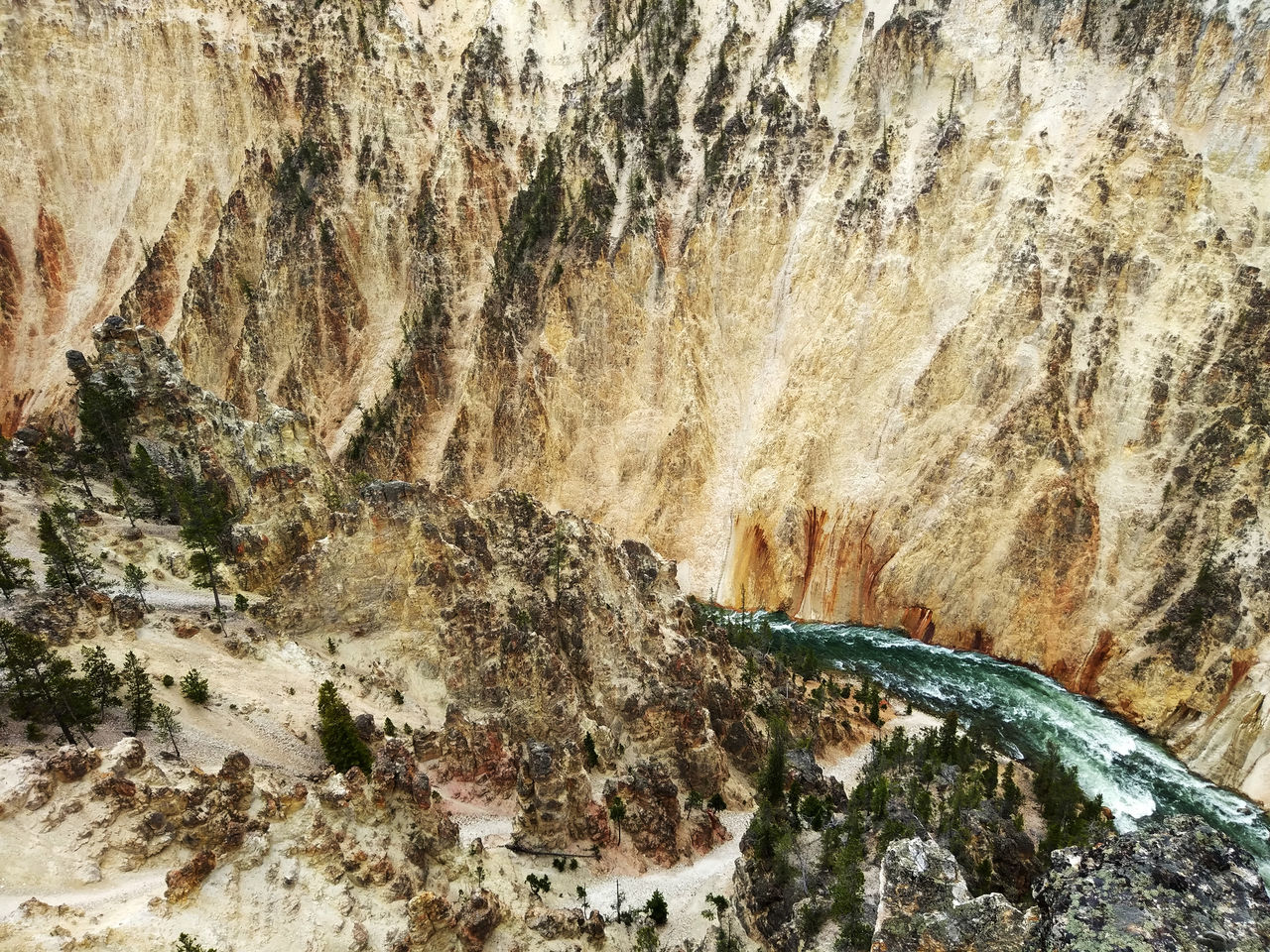 SCENIC VIEW OF ROCK FORMATION IN WATER