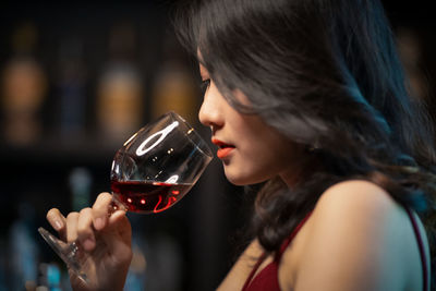 Portrait of woman drinking glass