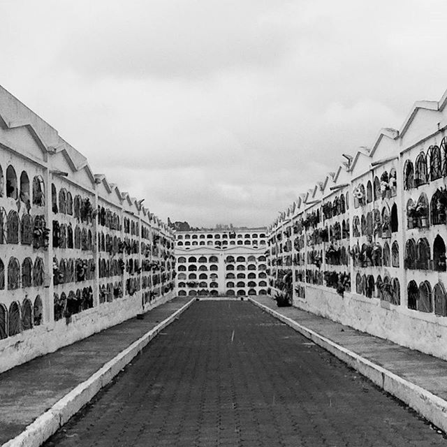 architecture, building exterior, built structure, sky, the way forward, diminishing perspective, cloud - sky, building, residential structure, residential building, city, vanishing point, street, overcast, weather, day, house, cloudy, railing, outdoors