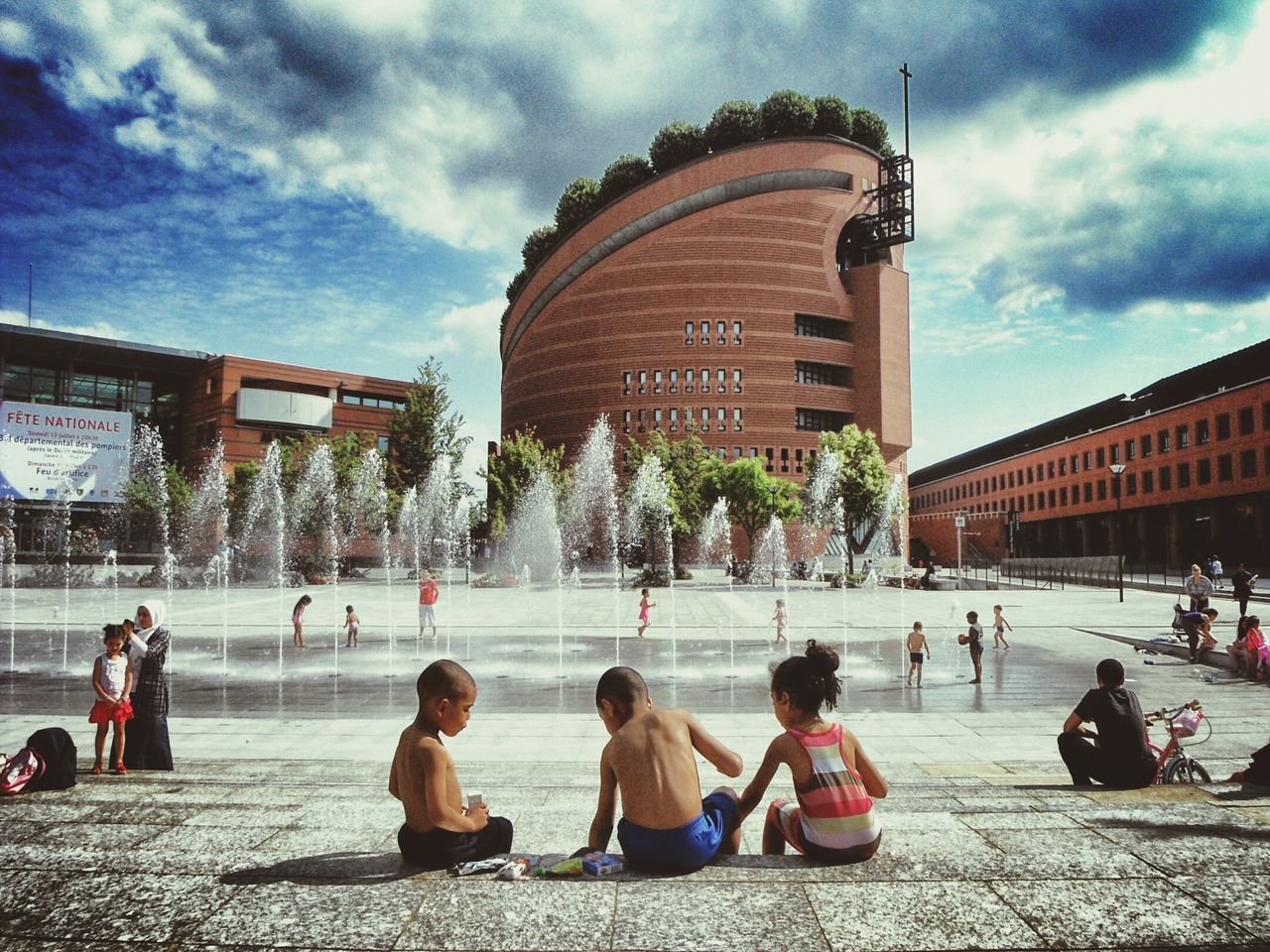 VIEW OF FOUNTAIN IN CITY