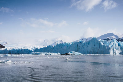 Perito moreno glacier by lake argentina at los glaciares national park under cloudy sky
