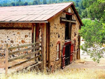 Old abandoned house by building