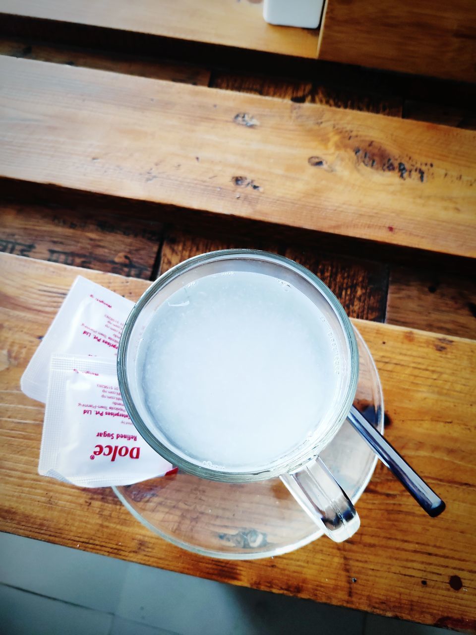 HIGH ANGLE VIEW OF COFFEE AND CUP ON TABLE