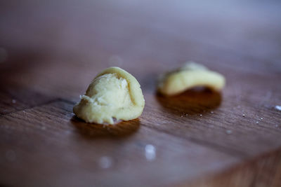 Close-up of lemon slice on cutting board