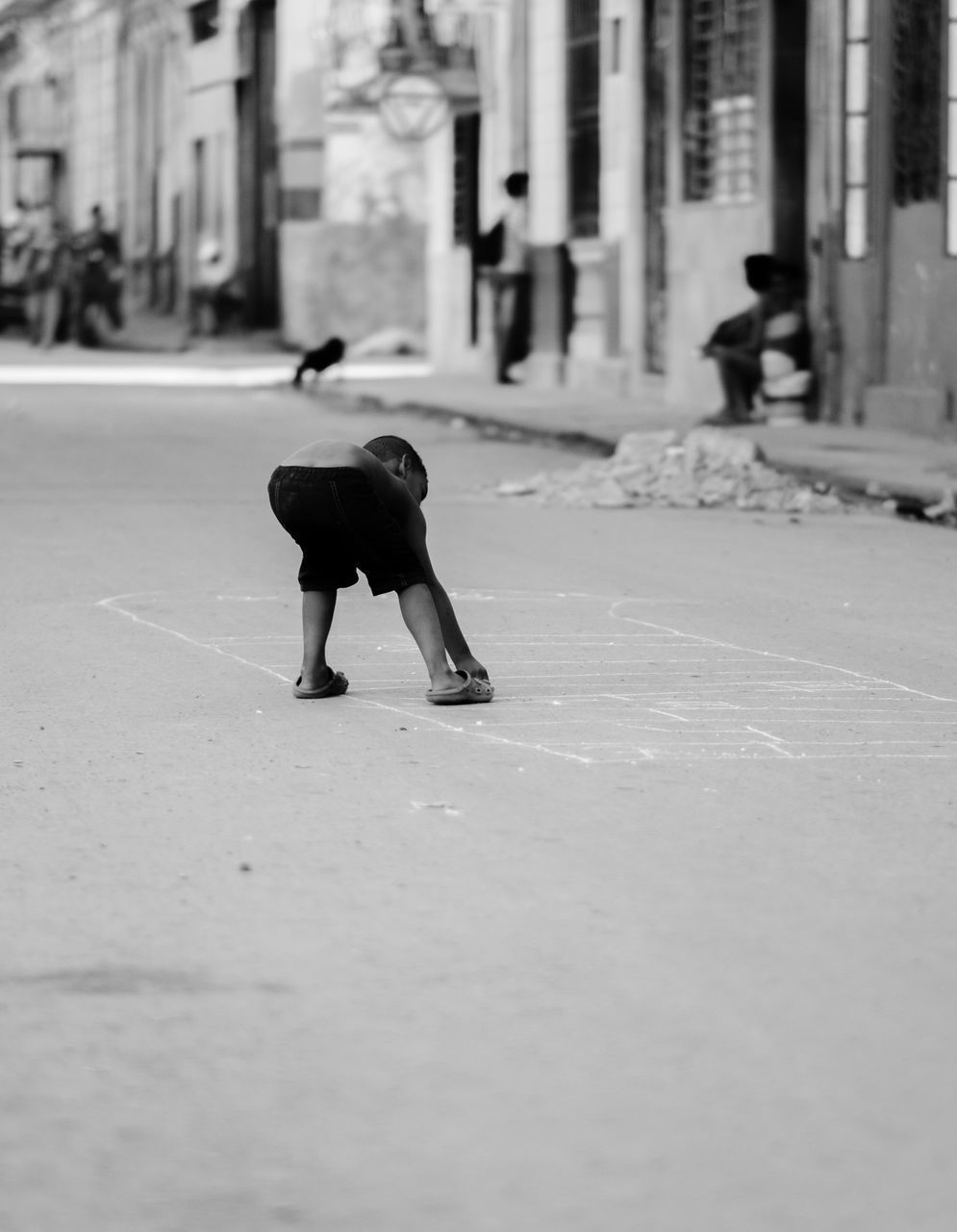 REAR VIEW OF WOMAN WALKING ON FLOOR