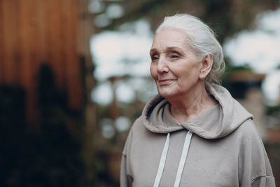 Portrait of a smiling young woman outdoors