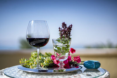 Red wine in glass on table