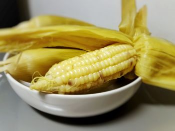 Close-up boiled corn in bowl on table