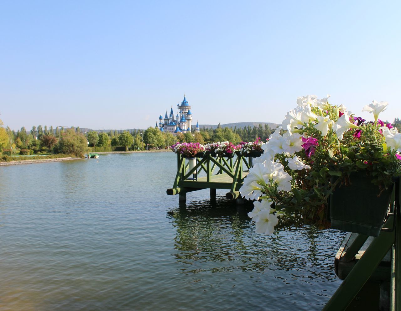 SCENIC VIEW OF RIVER BY BUILDING AGAINST SKY