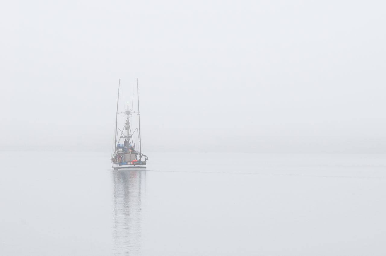 SAILBOAT IN SEA AGAINST CLEAR SKY