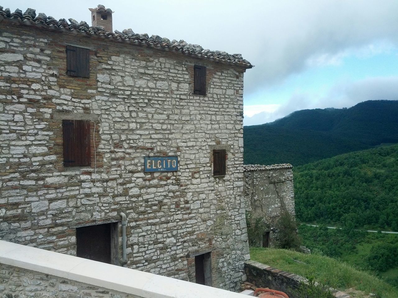 architecture, built structure, building exterior, sky, history, stone wall, old, old ruin, the past, castle, house, ancient, cloud - sky, ruined, abandoned, mountain, low angle view, window, day, damaged