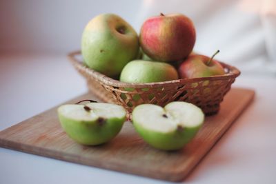 Close-up of apples in bowl on table