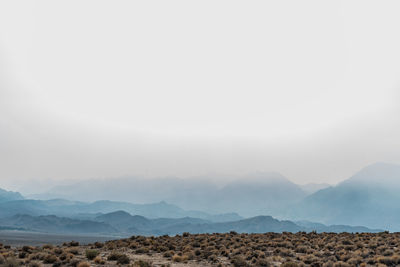 Smoke filled sky obscures sierra nevada mountains as forest fires burn in california