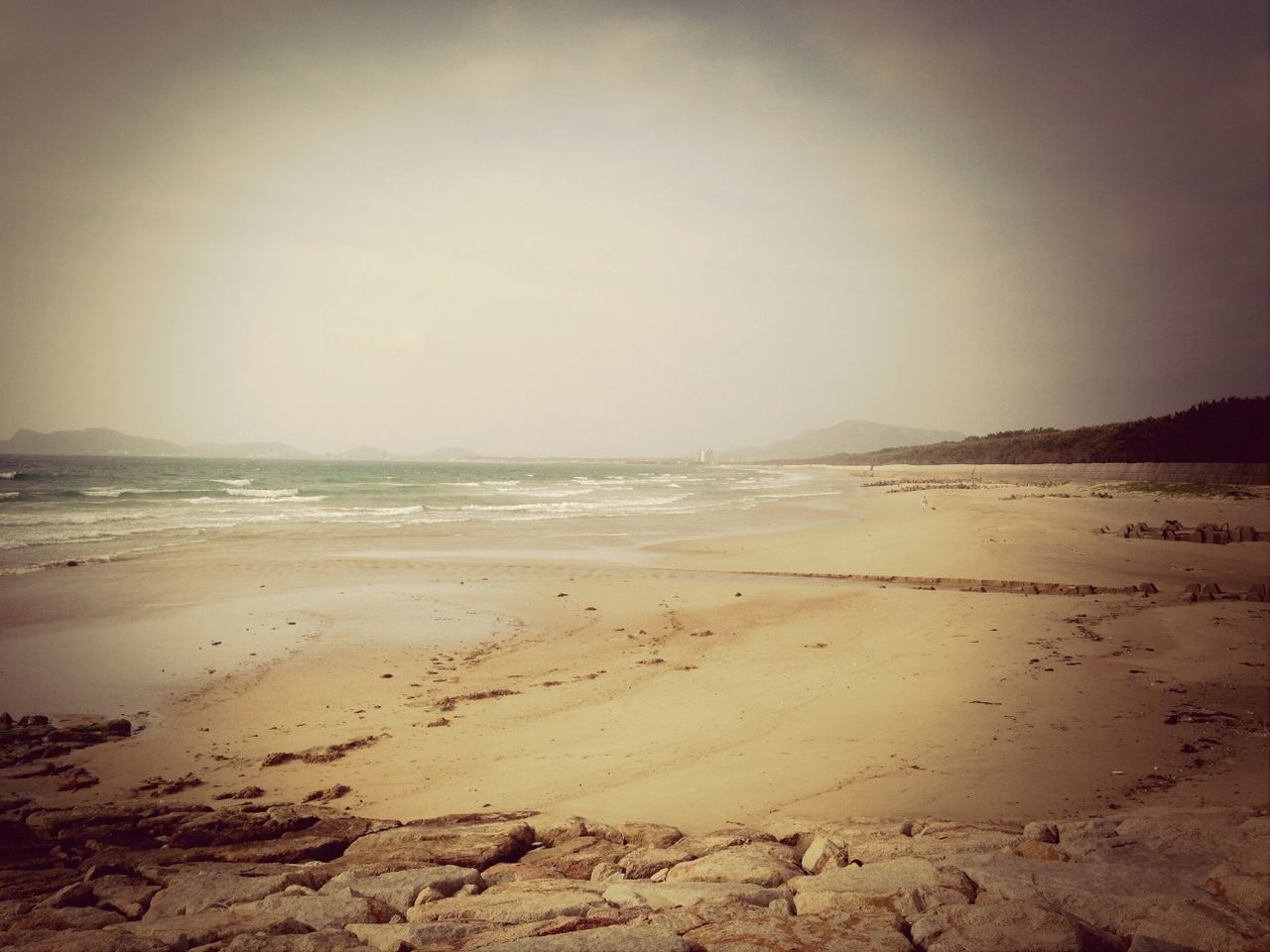 beach, sand, shore, sea, water, tranquil scene, tranquility, scenics, beauty in nature, horizon over water, nature, clear sky, copy space, wave, coastline, sky, idyllic, remote, surf, non-urban scene