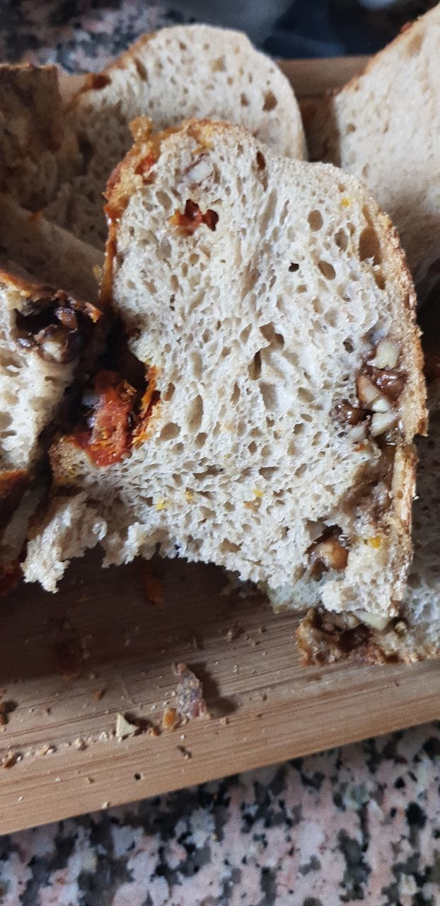 HIGH ANGLE VIEW OF BREAD ON TABLE