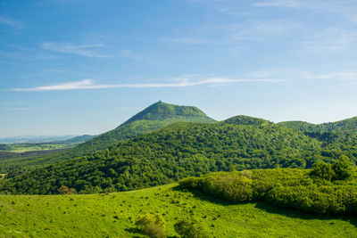 View from the puy-des-goules volcano hiking trail