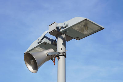 Street light lamp post with loud speaker - streetlight lamppost with loudspeaker