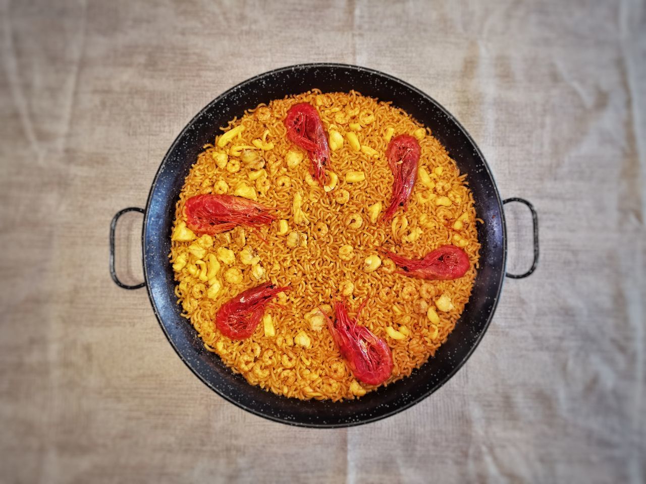 HIGH ANGLE VIEW OF BREAD IN BOWL ON TABLE