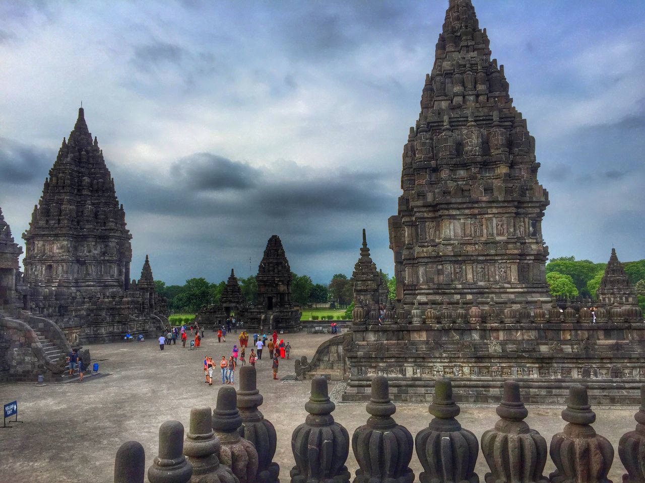 architecture, religion, place of worship, sky, building exterior, built structure, spirituality, famous place, history, cloud - sky, travel destinations, tourism, large group of people, travel, temple - building, international landmark, church