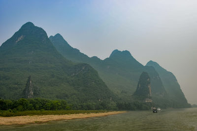 Li river cruise between guilin and yangshuo 