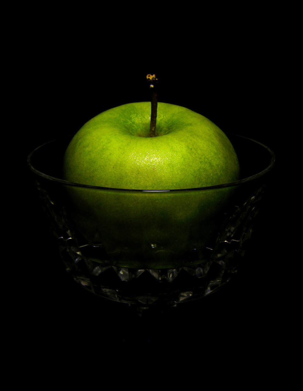 CLOSE-UP OF APPLE IN BOWL