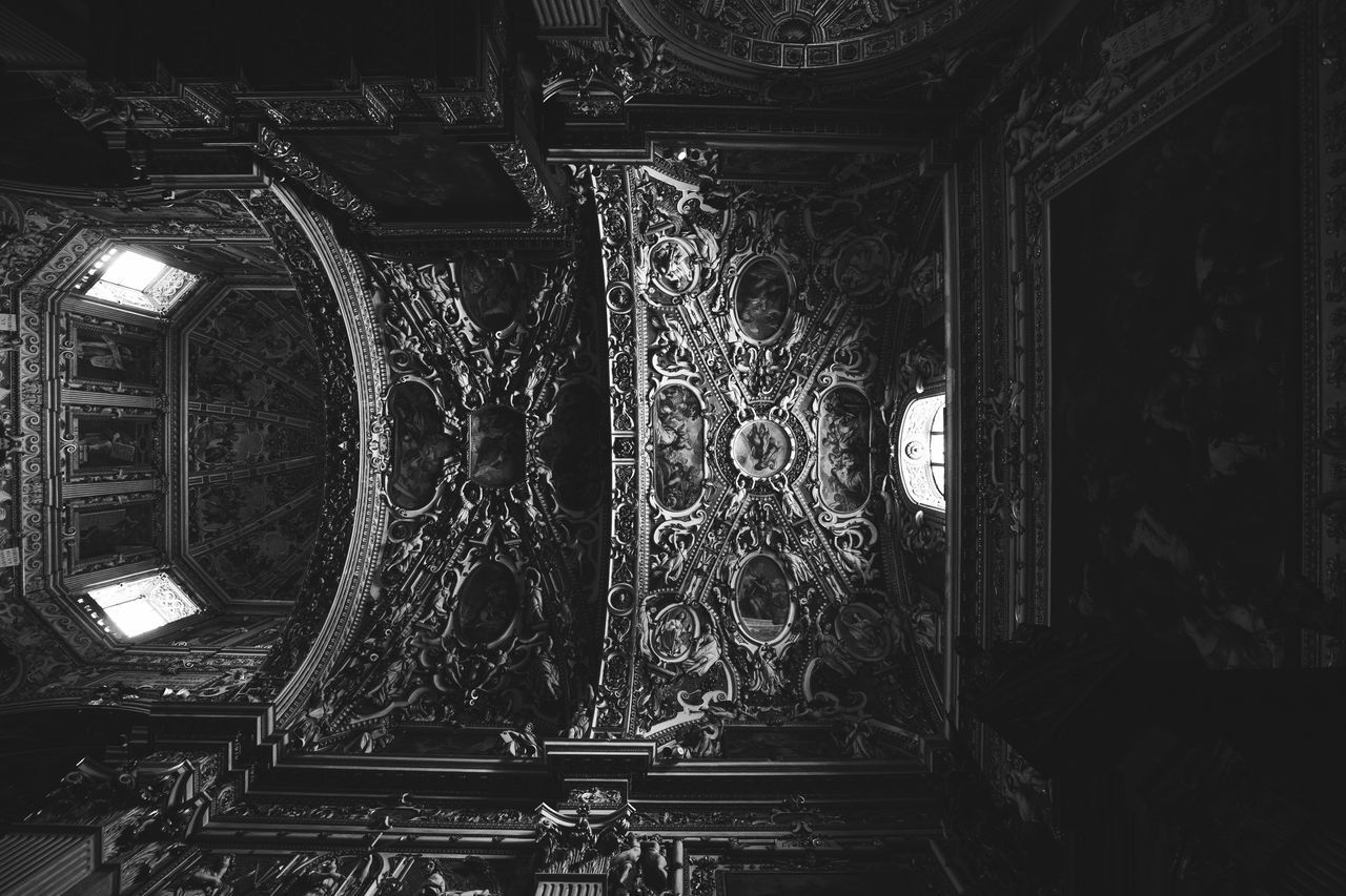 LOW ANGLE VIEW OF CEILING OF BUILDING