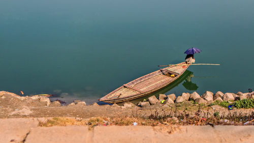 A man rest in a boat...