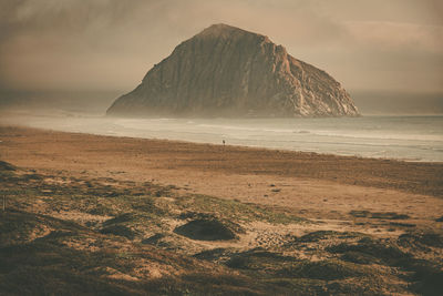 Scenic pacific coast california morro rock sunset and sandy beach in the morro bay, california, usa