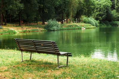 Empty bench in park