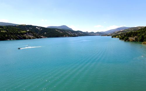 Scenic view of lake barrage de serre-poncon against sky