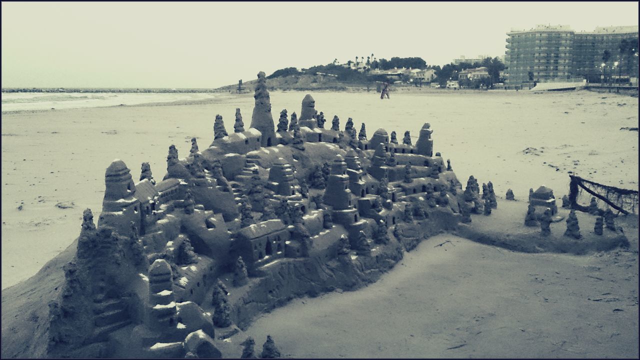 PANORAMIC VIEW OF PEOPLE AT BEACH