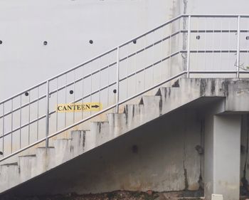 Text in placard on railing of staircase