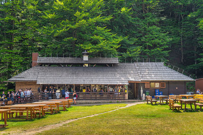 Crowd of people outside restaurant