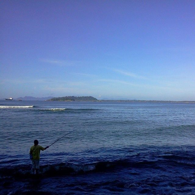 water, sea, lifestyles, leisure activity, full length, men, rear view, horizon over water, standing, scenics, beauty in nature, tranquility, tranquil scene, vacations, blue, nature, copy space, waterfront