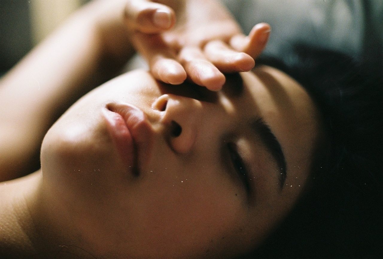 CLOSE-UP OF WOMAN LYING DOWN